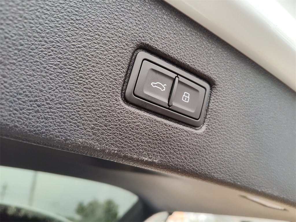 Used 2023 Audi Q7 3.0T Prestige image 11