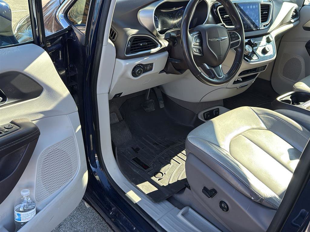 Used 2017 Chrysler Pacifica Touring-L w/ Tire & Wheel Group image 3