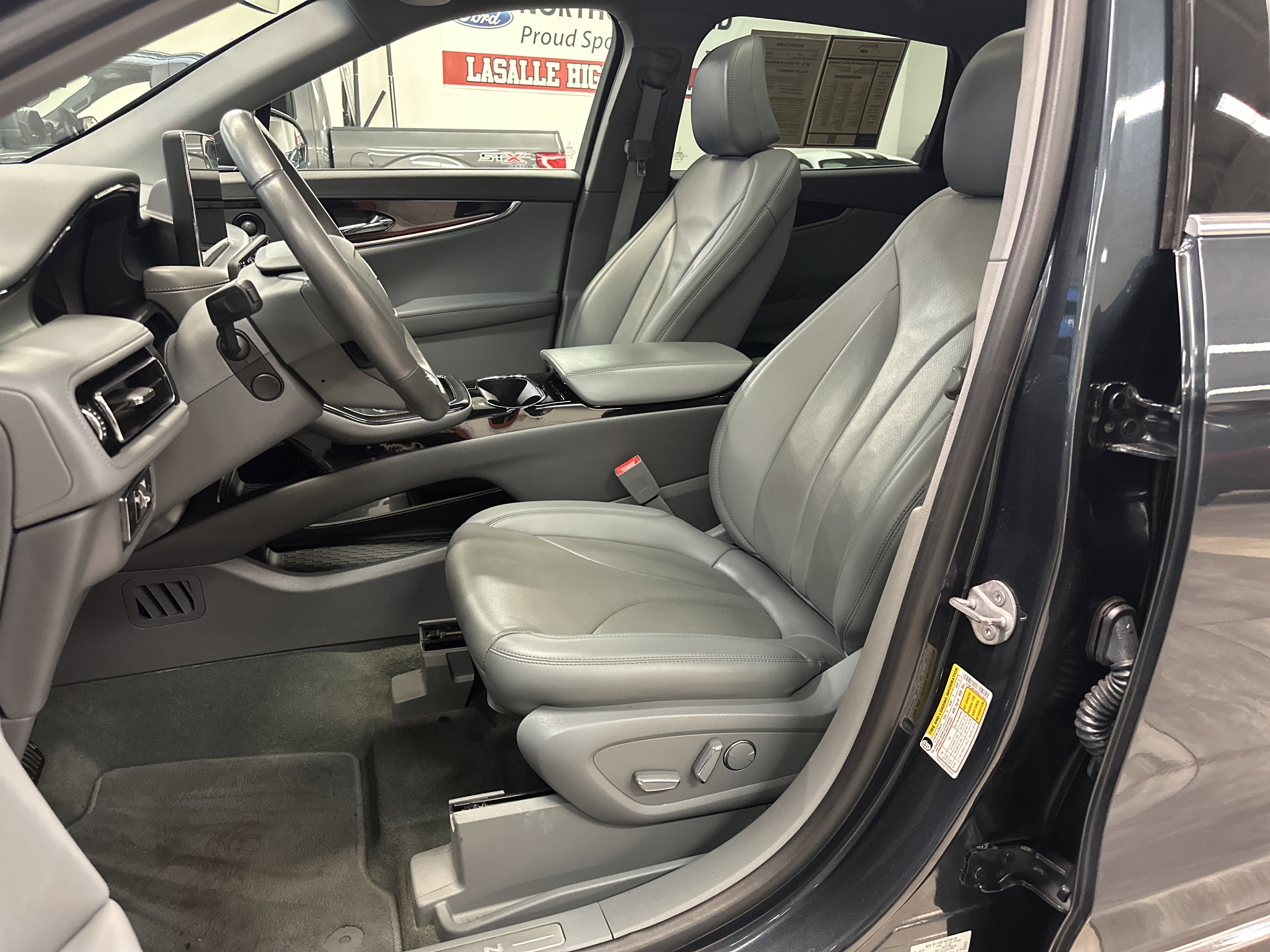 Used 2022 Lincoln Nautilus Reserve w/ Luxury Package image 5