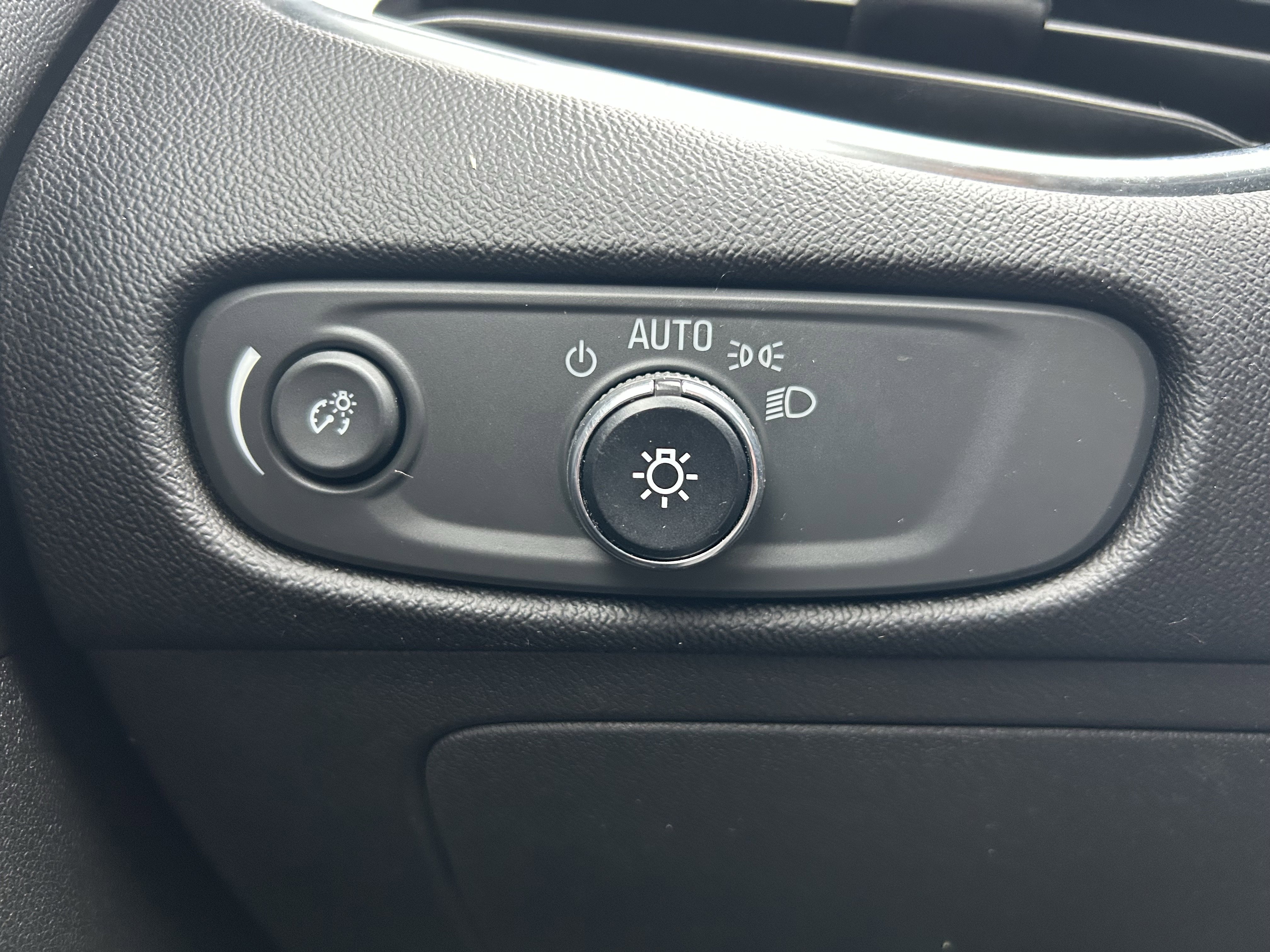 Used 2016 Chevrolet Malibu LT w/ Leather Package image 18