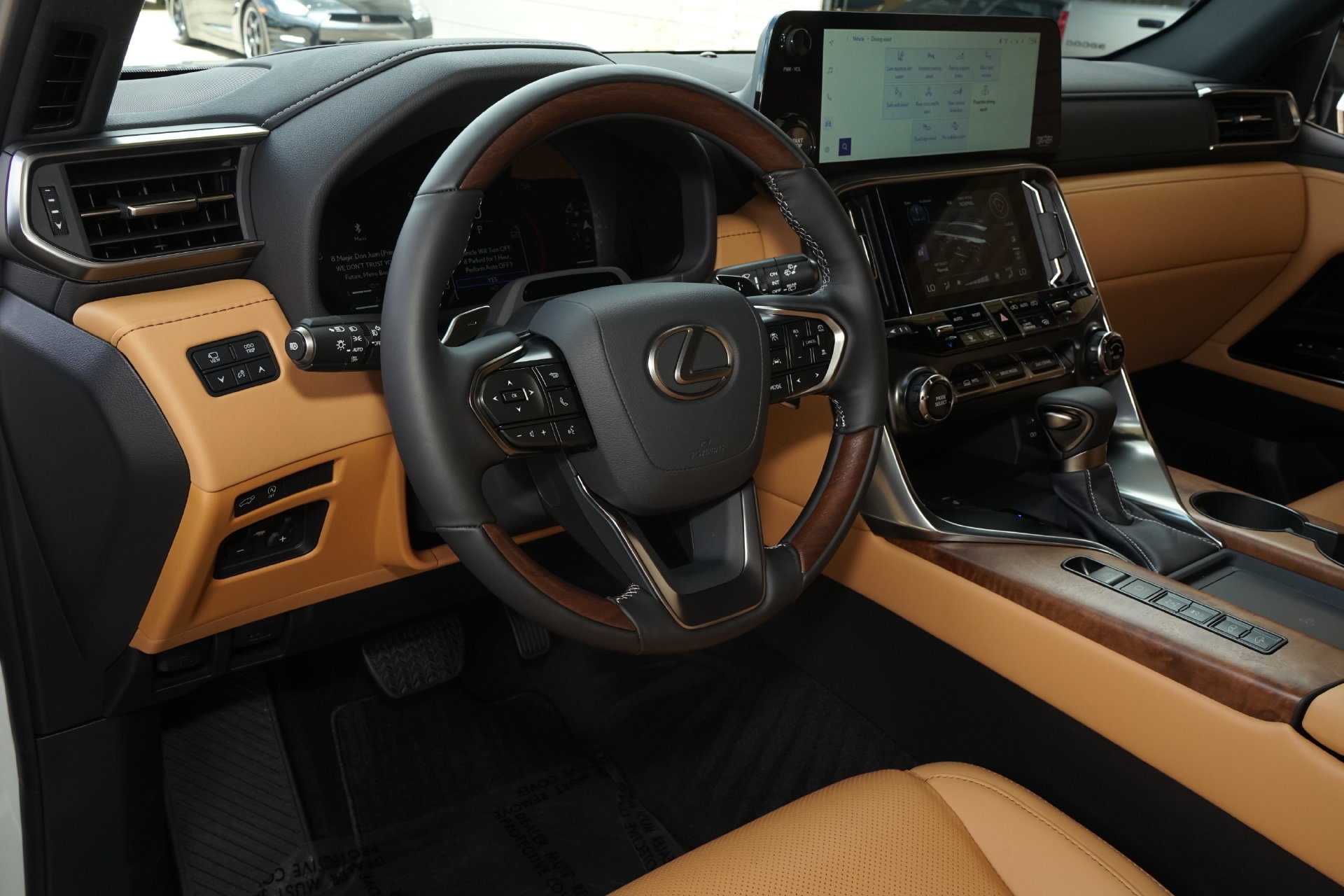 Used 2023 Lexus LX 600 4WD w/ Accessory Package (Z1) image 7