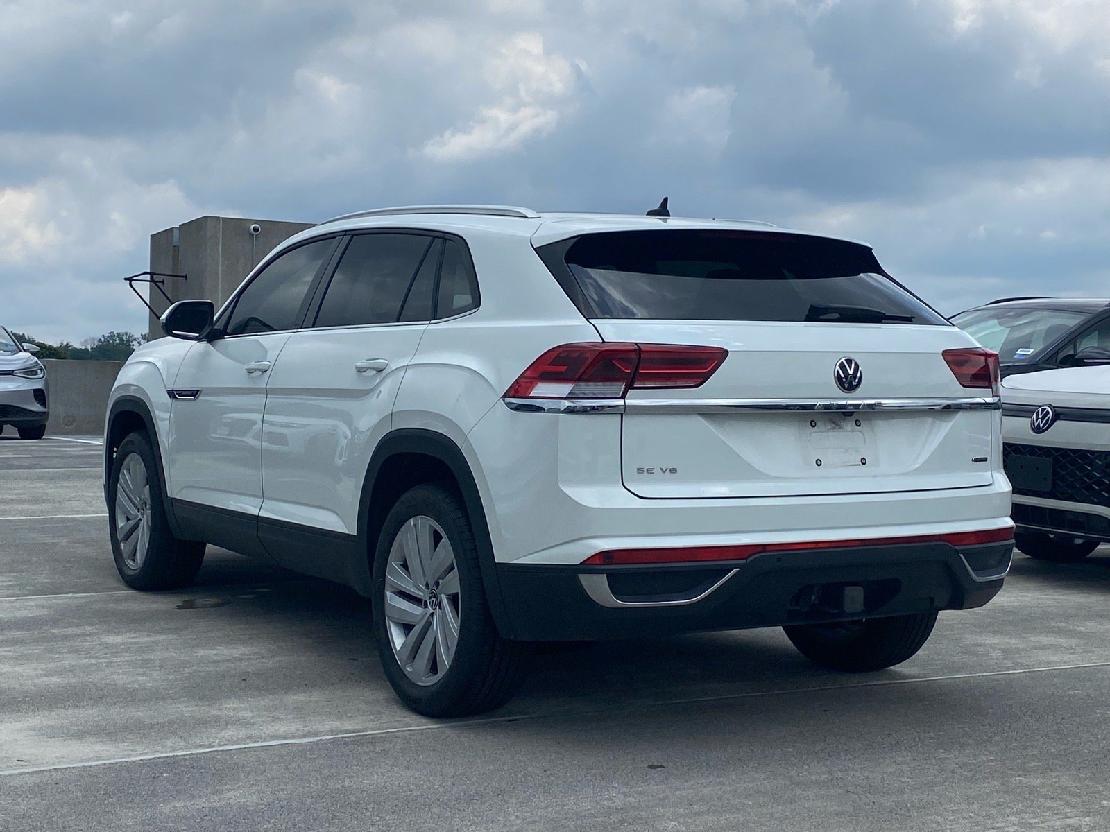 Certified 2023 Volkswagen Atlas Cross Sport SE w/ Panoramic Sunroof Package AWD/4WD image 4