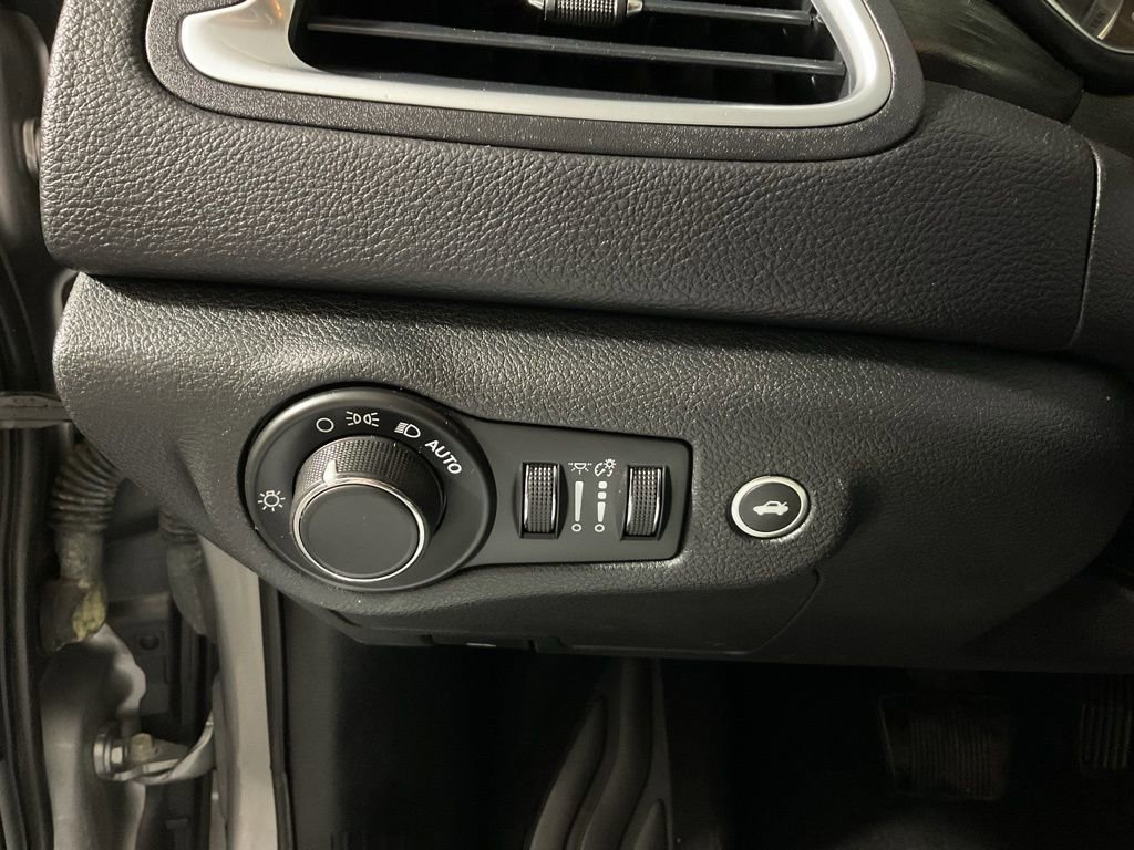 Used 2017 Chrysler 200 Limited Platinum FWD image 29