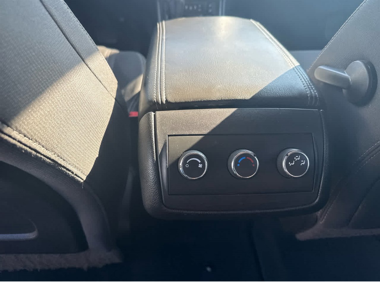 Used 2015 GMC Acadia SLE image 23