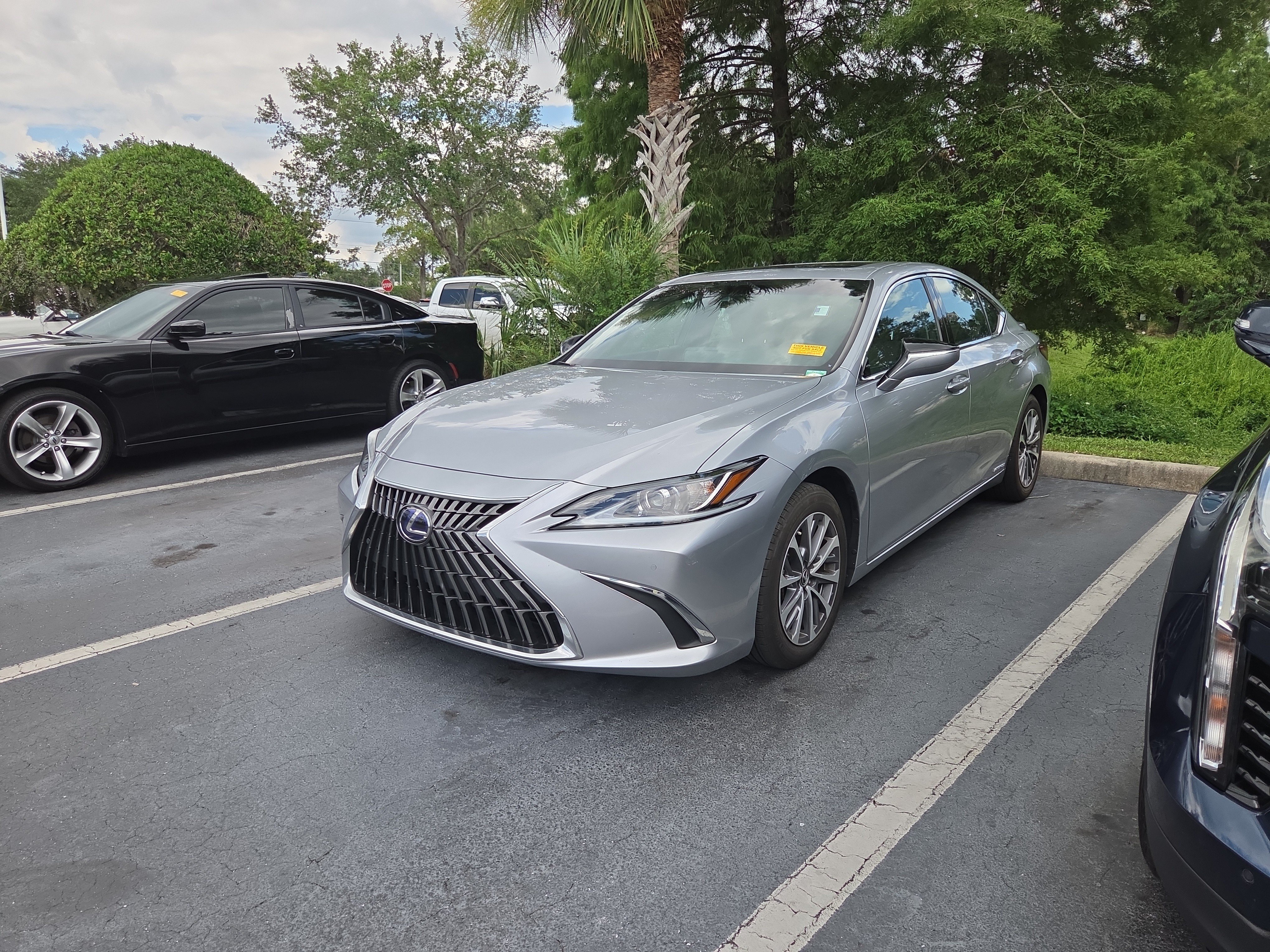 Used 2022 Lexus ES 300h w/ Premium Package FWD image 3