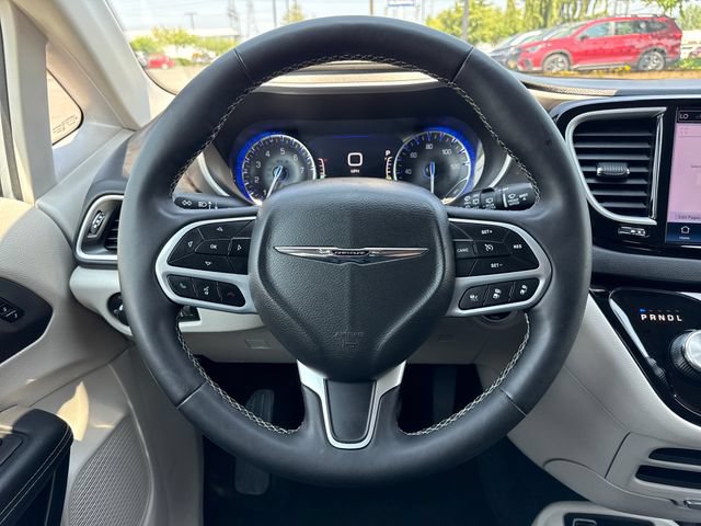 Used 2024 Chrysler Pacifica Touring-L FWD image 19
