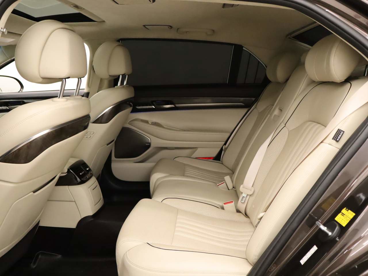 Used 2017 Genesis G90 5.0 Ultimate RWD image 18