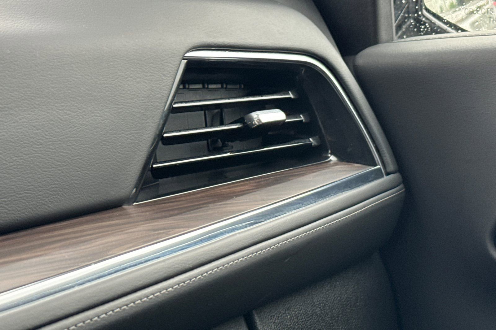 Used 2025 Chevrolet Suburban Z71 AWD/4WD image 25