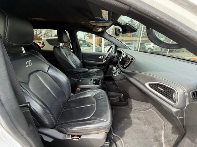 Used 2022 Chrysler Pacifica Touring-L w/ S Appearance Package FWD image 11
