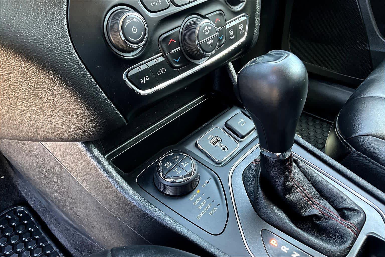Used 2019 Jeep Cherokee Trailhawk AWD/4WD image 35