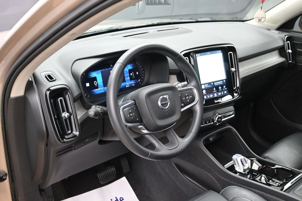 Used 2023 Volvo XC40 B4 Plus w/ Protection Package FWD image 10