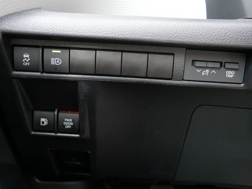 Used 2025 Toyota Sienna LE FWD image 30
