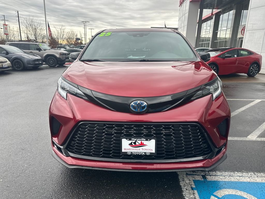 Used 2025 Toyota Sienna XSE w/ XSE Premium Package image 8