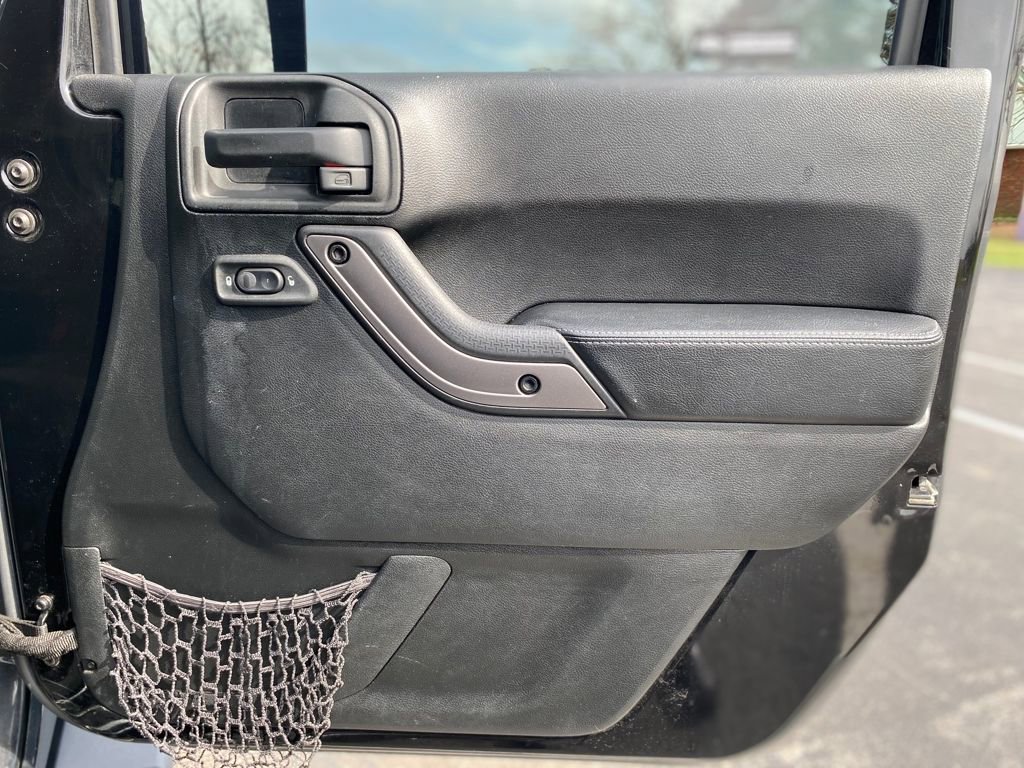 Used 2018 Jeep Wrangler Unlimited Sahara AWD/4WD image 9