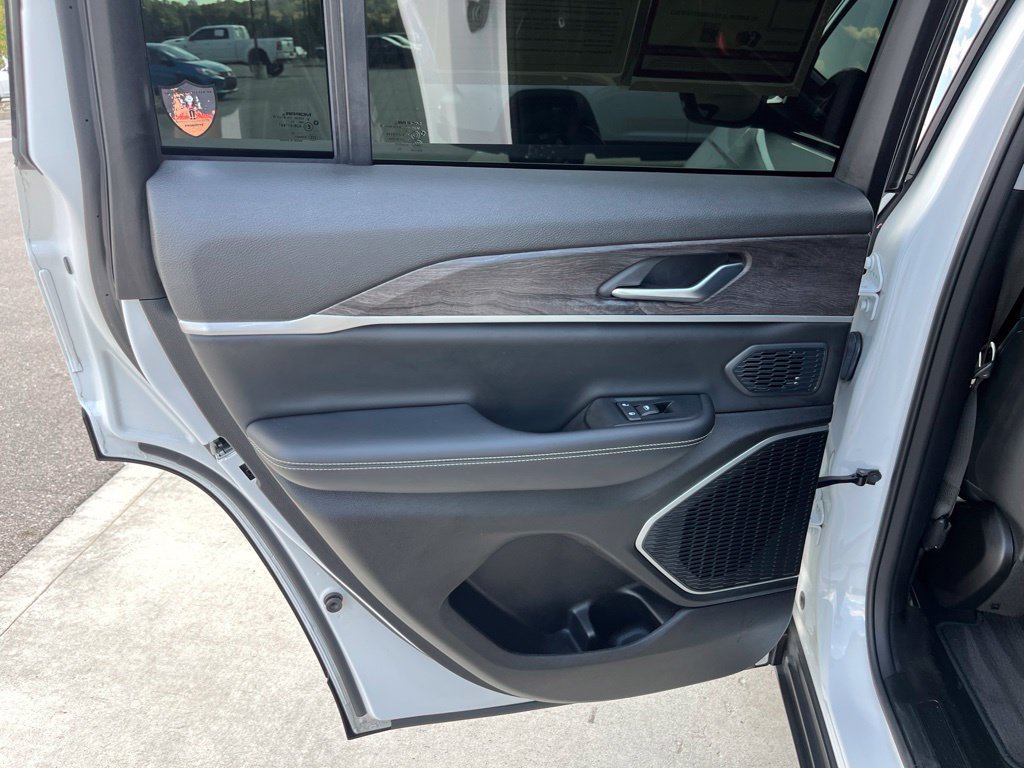 Used 2023 Jeep Grand Cherokee Limited AWD/4WD image 19