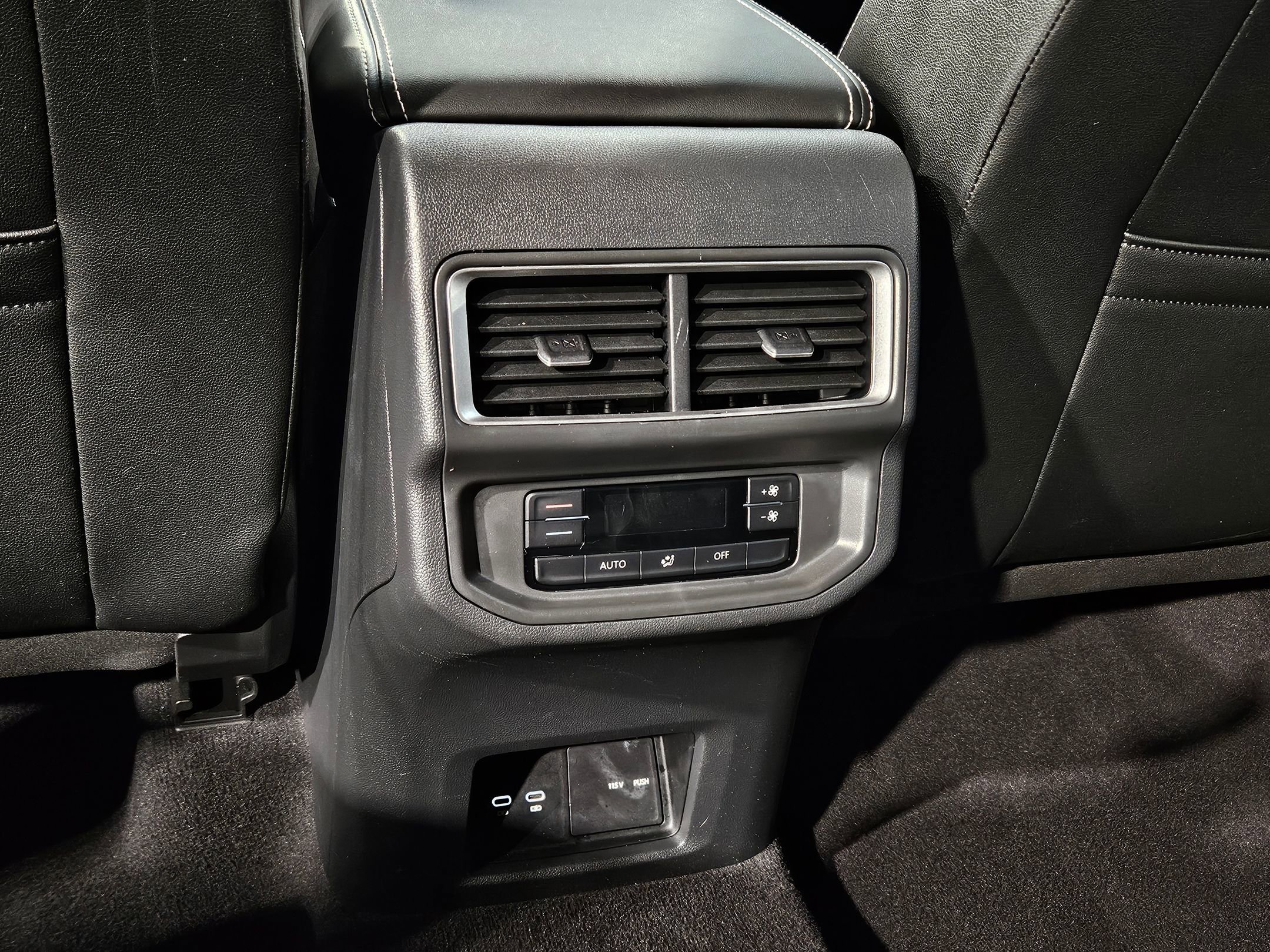 Used 2024 Volkswagen Atlas SE image 35