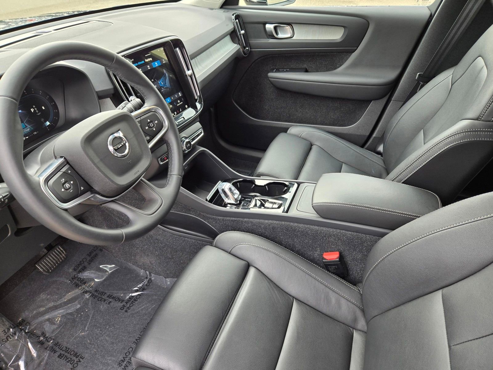 Used 2025 Volvo XC40 B5 Plus image 14