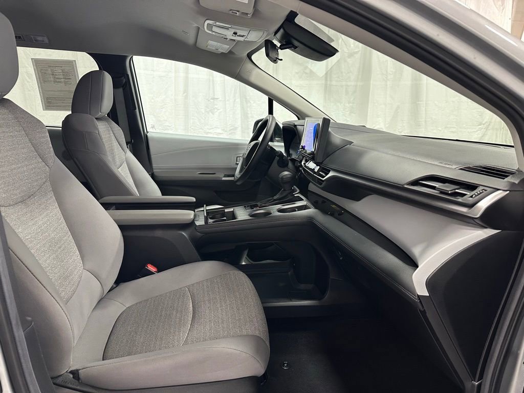 Used 2025 Toyota Sienna LE image 65