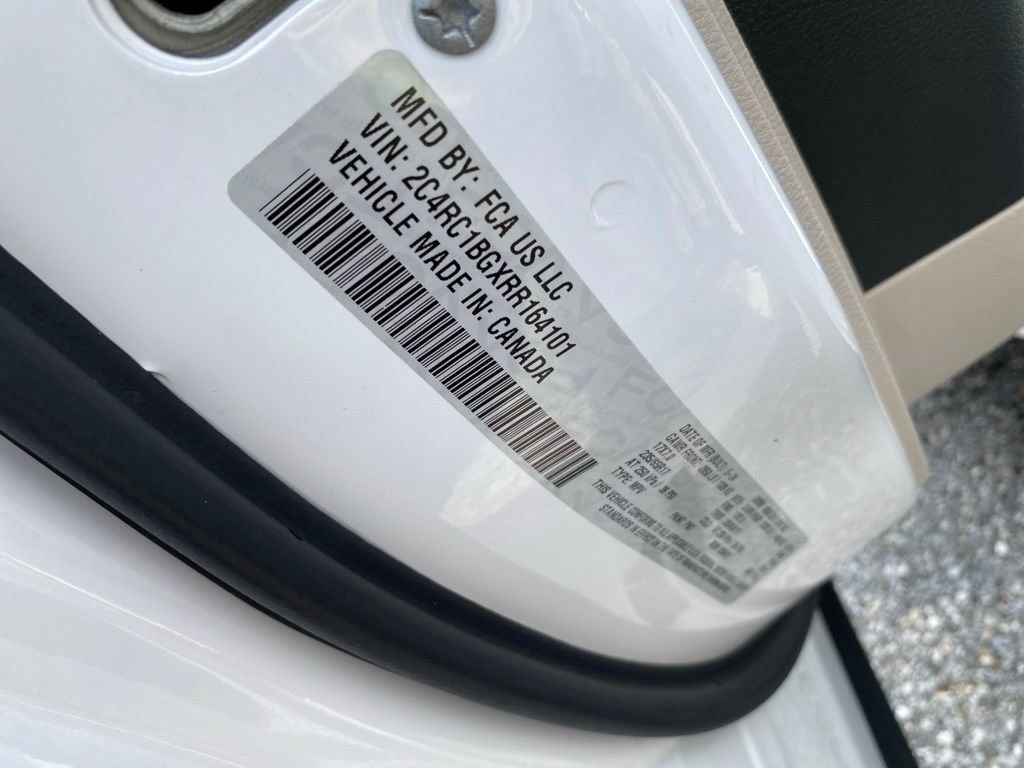 Used 2024 Chrysler Pacifica Touring-L FWD image 13