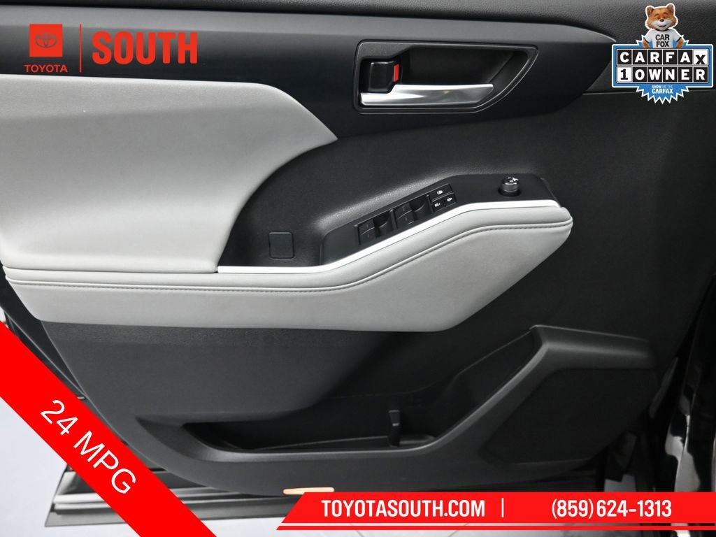 Used 2024 Toyota Highlander XLE AWD/4WD image 23