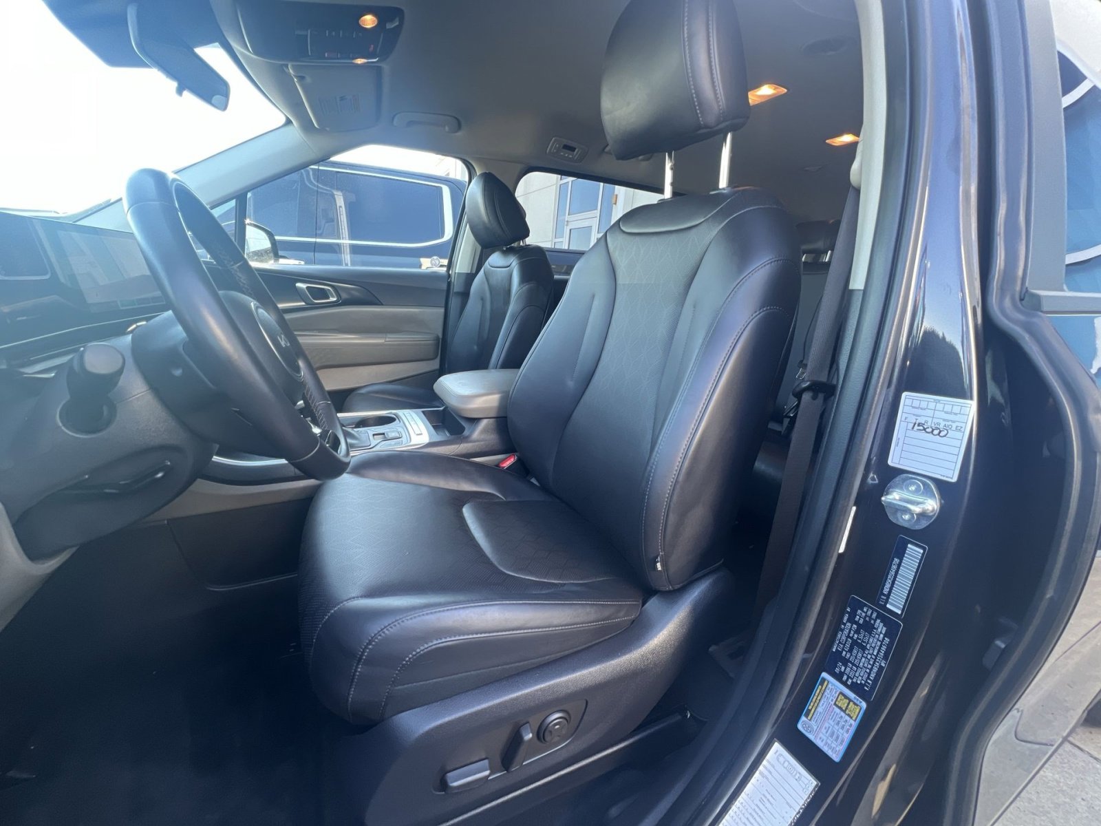 Used 2025 Kia Carnival FWD image 21