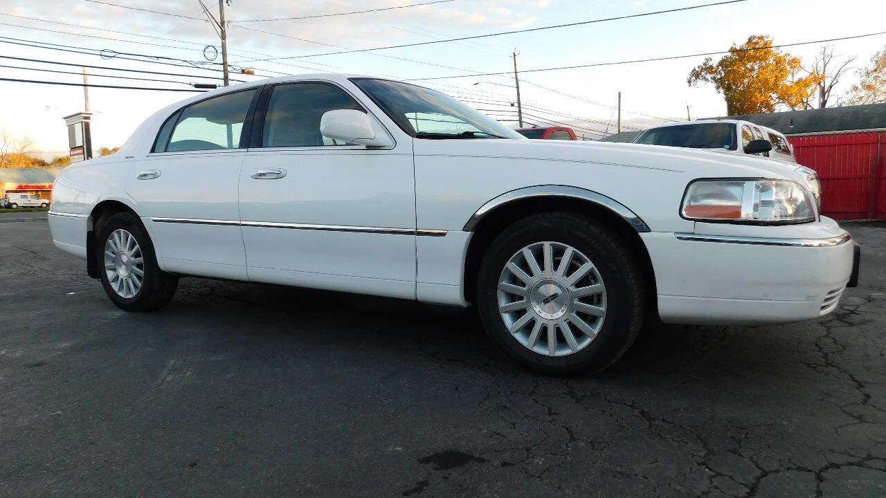Used 2004 Lincoln Town Car Signature image 32