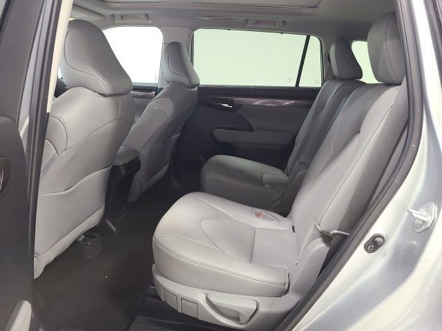 Certified 2024 Toyota Highlander Platinum FWD image 16