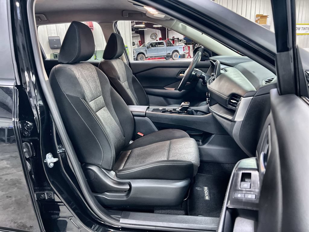 Used 2025 Nissan Rogue SV FWD image 28