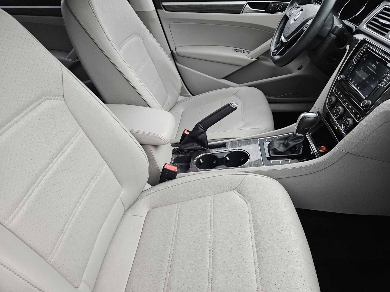 Used 2017 Volkswagen Passat 1.8T SE image 14