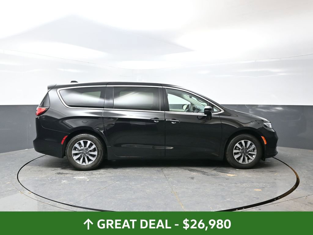 Used 2024 Chrysler Pacifica Select image 2