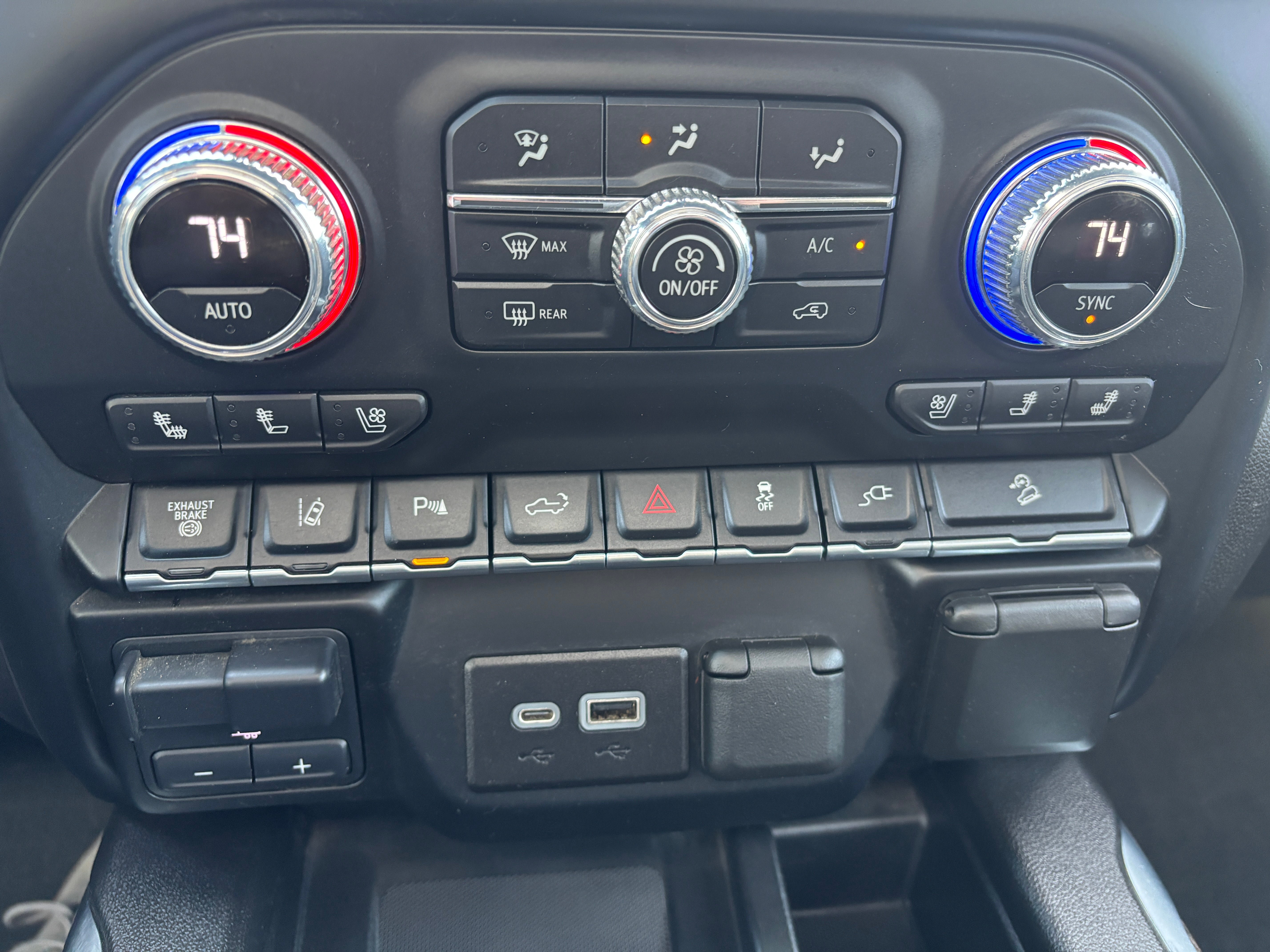 Used 2022 GMC Sierra 3500 Denali AWD/4WD image 16