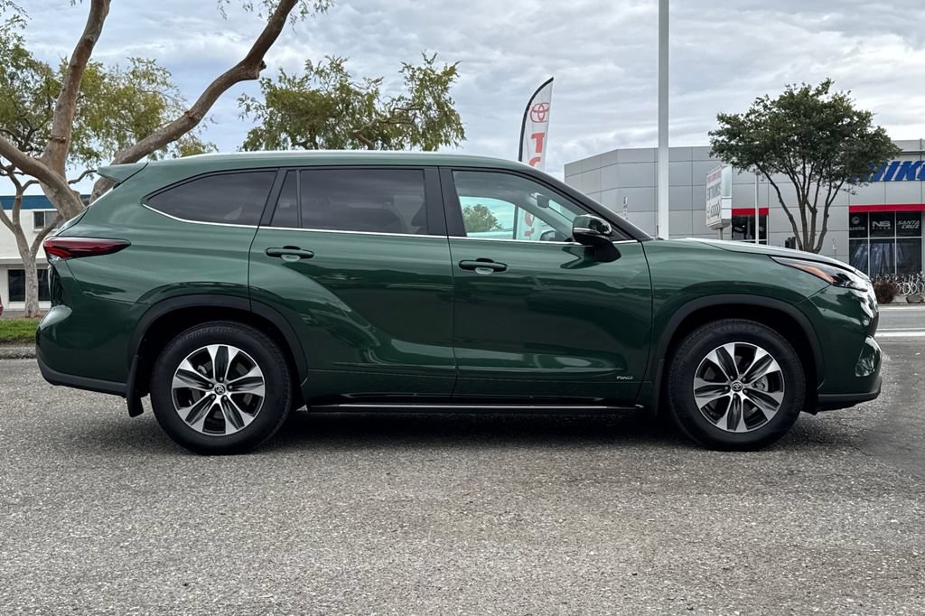 Certified 2025 Toyota Highlander XLE AWD/4WD image 2