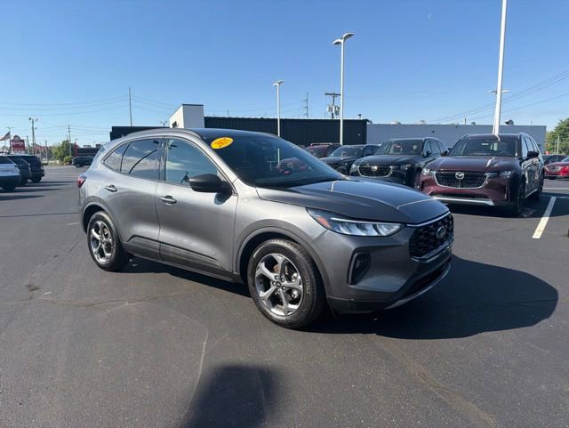 Used 2025 Ford Escape ST-Line FWD image 2
