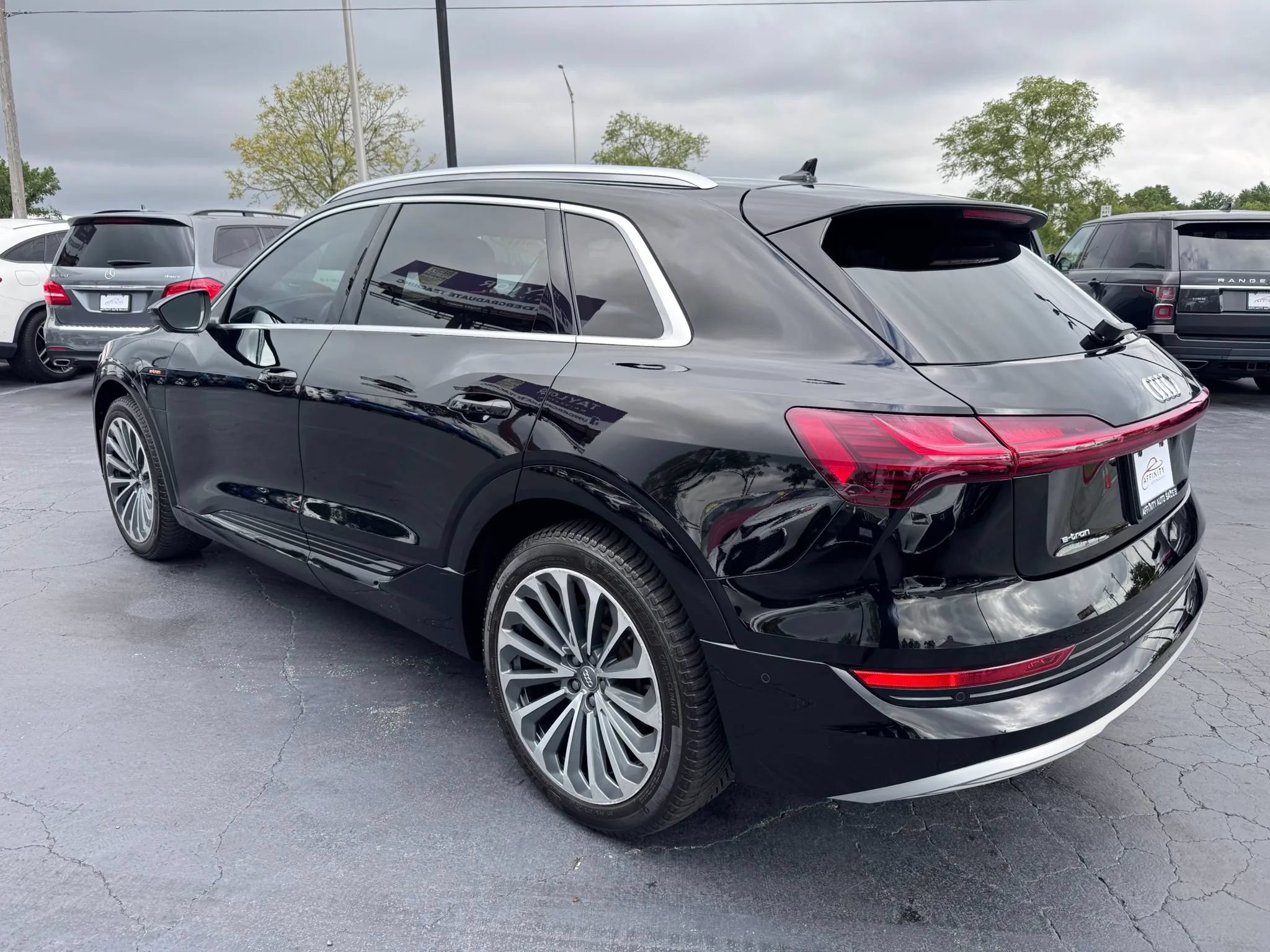 Used 2019 Audi e-tron Prestige w/ Prestige Package AWD/4WD image 4