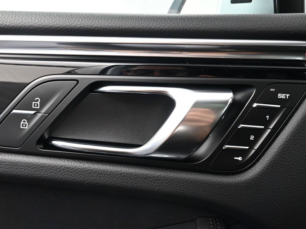 New 2025 Porsche Macan image 18