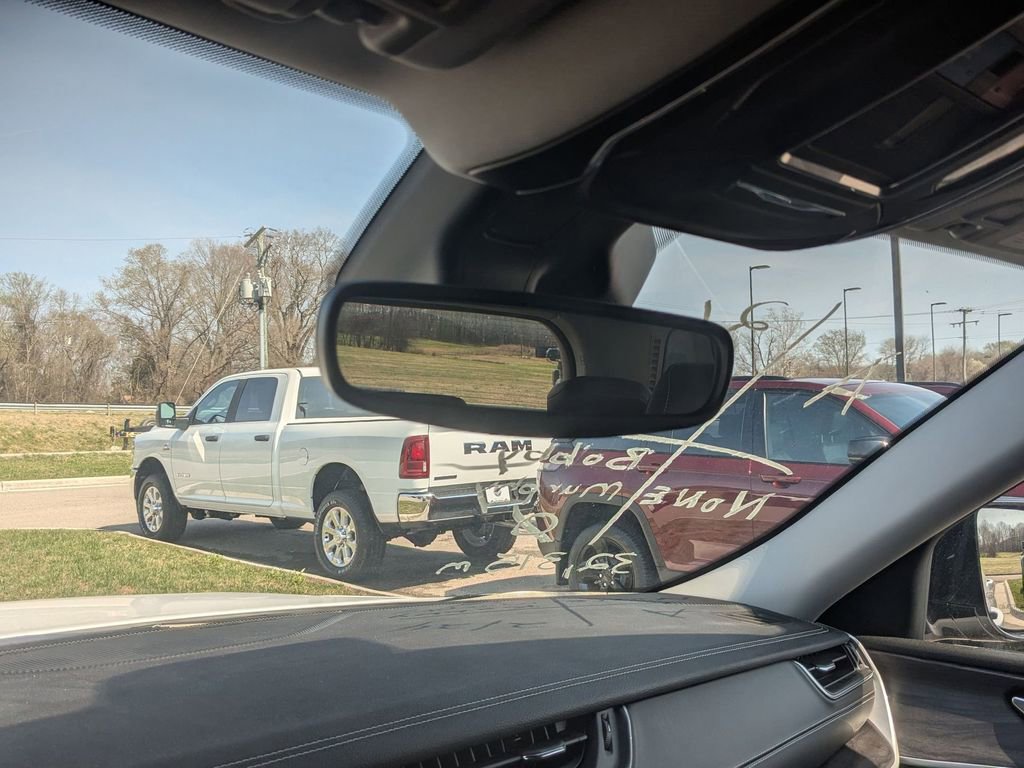 Used 2023 Jeep Grand Cherokee Limited w/ Black Appearance Package image 32