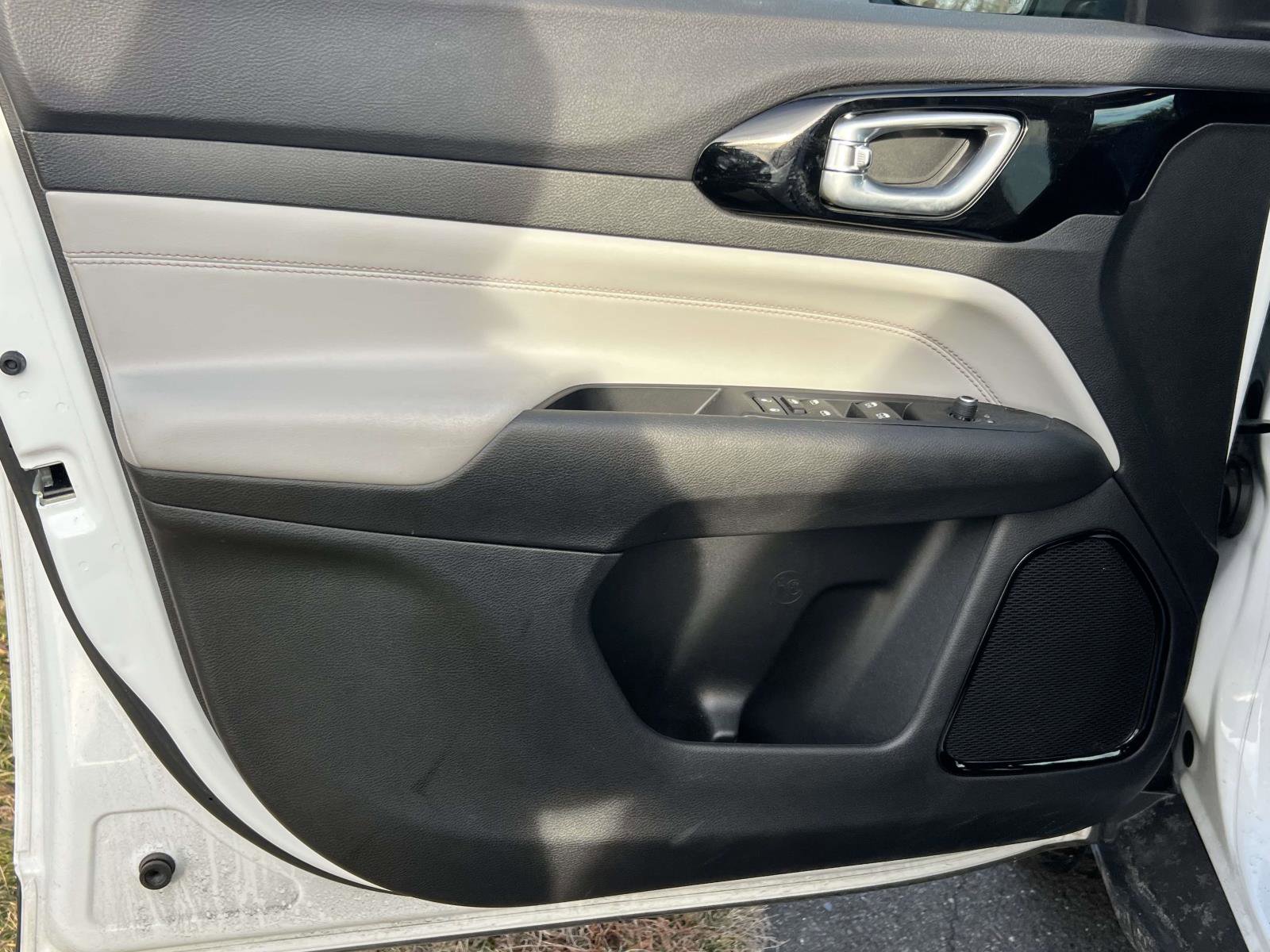 Used 2023 Jeep Compass Limited image 27