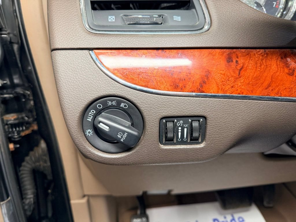 Used 2014 Chrysler Town & Country Touring-L w/ Driver Convenience Group FWD image 4