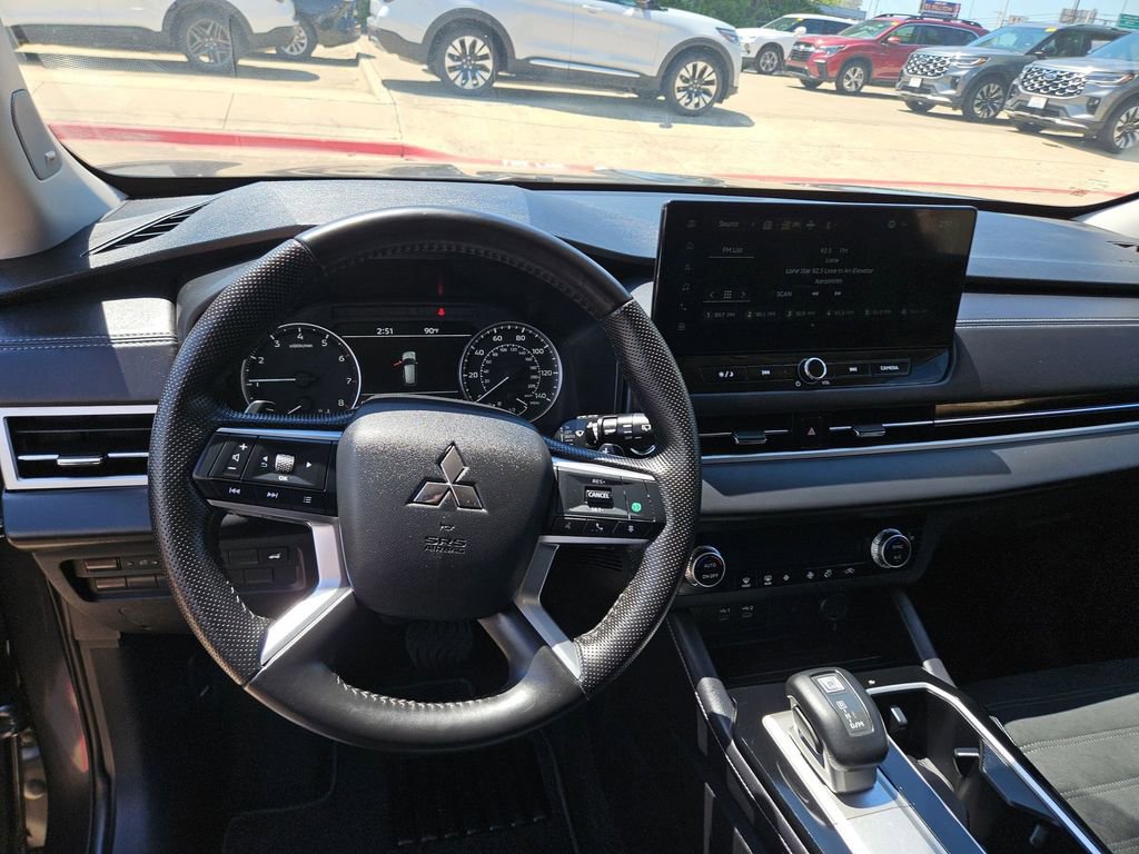 Used 2025 Mitsubishi Outlander SE FWD image 17