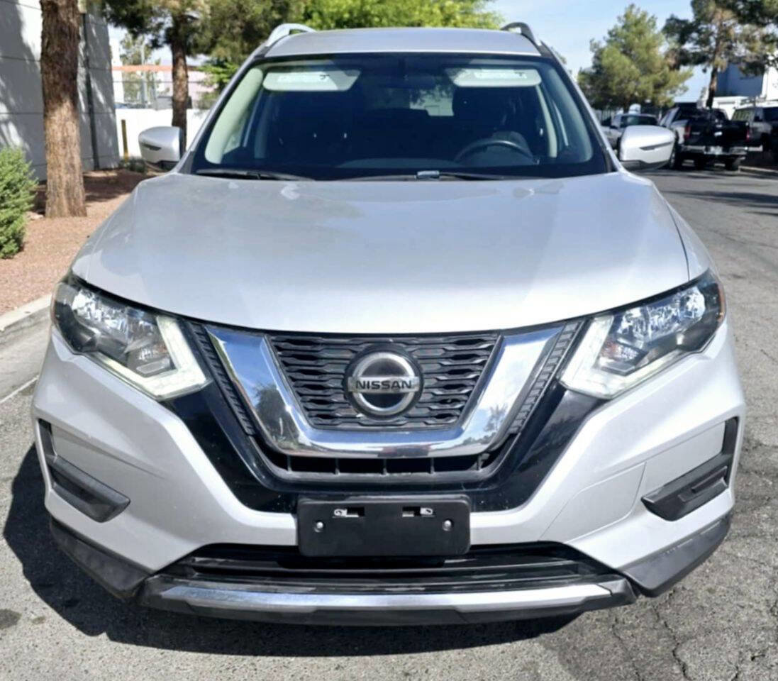 Used 2018 Nissan Rogue SV image 2