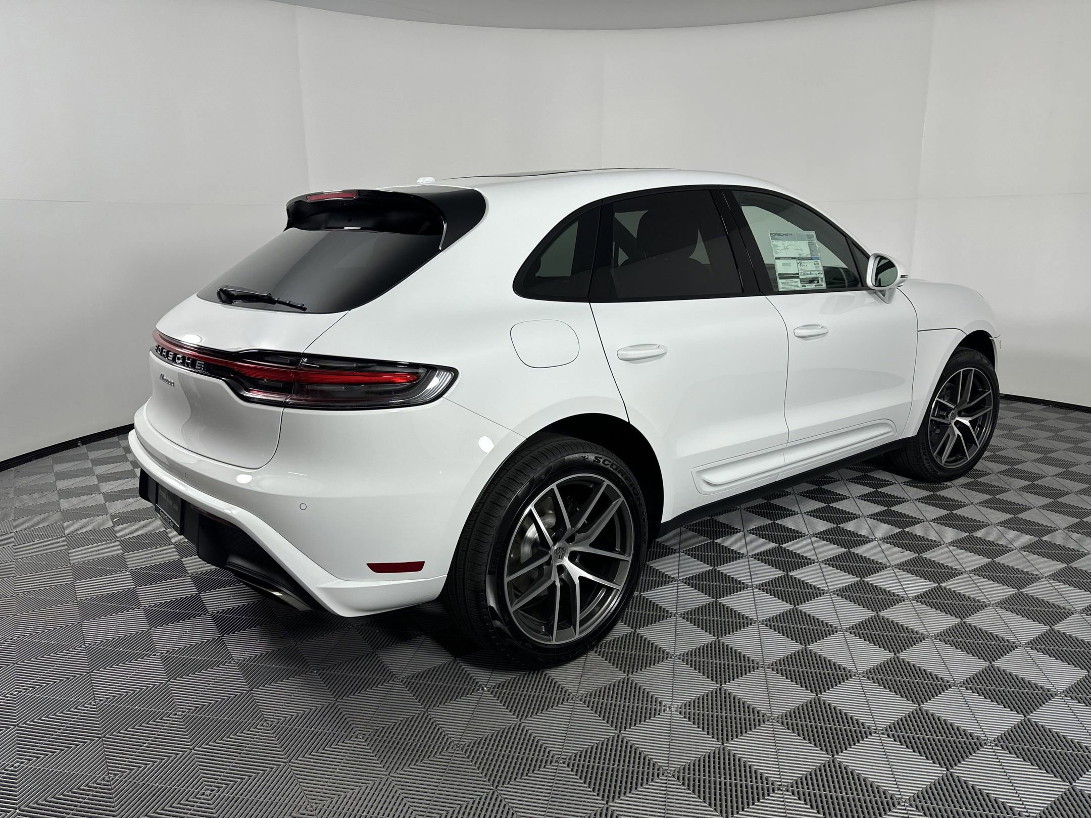 Certified 2025 Porsche Macan image 7
