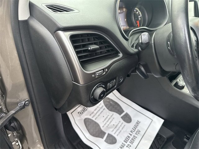 Used 2021 Jeep Cherokee Latitude Lux w/ Comfort/Convenience Group image 18