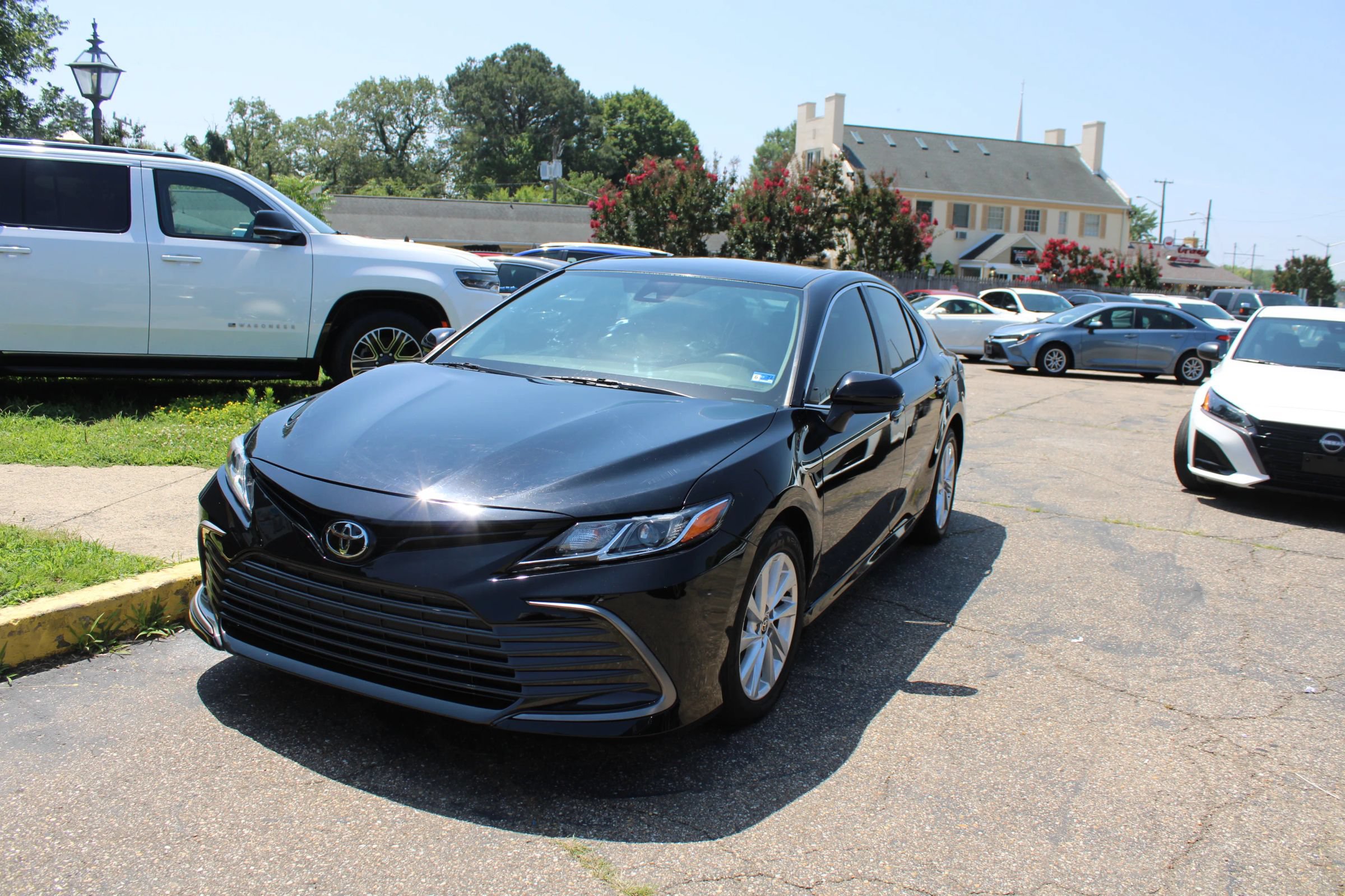 Used 2023 Toyota Camry LE FWD image 4