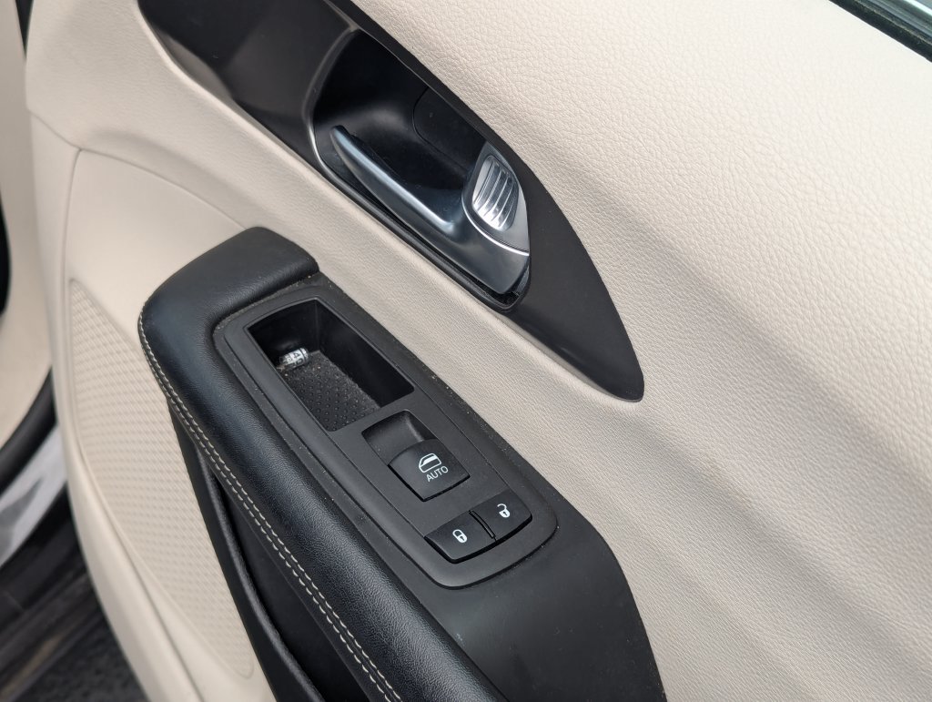Used 2023 Chrysler Pacifica Touring-L FWD image 36