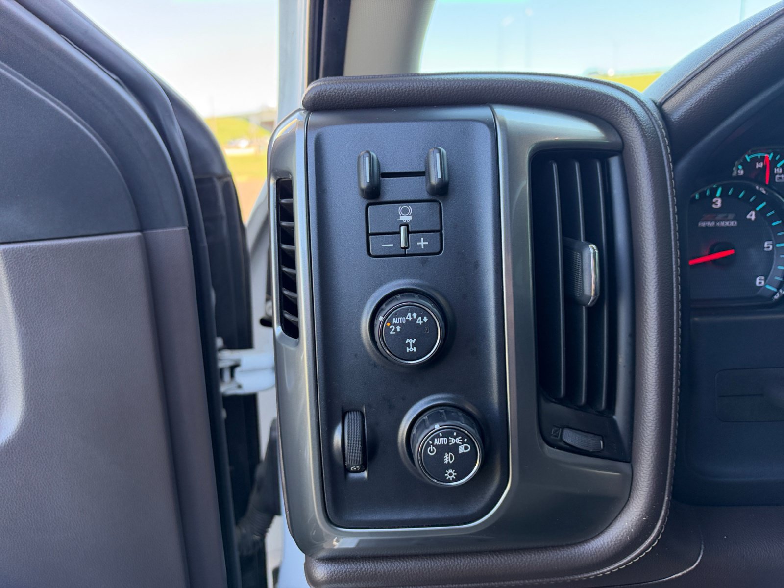Used 2018 Chevrolet Silverado 1500 LTZ Z71 w/ LTZ Plus Package AWD/4WD image 23