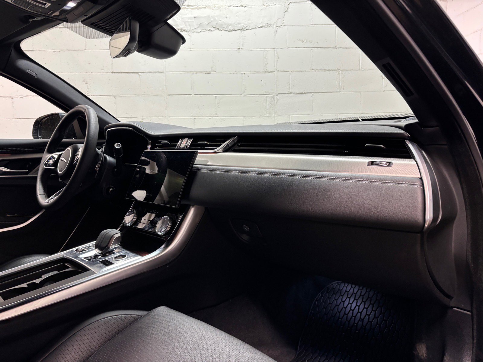 Used 2024 Jaguar XF R-Dynamic SE AWD/4WD image 30