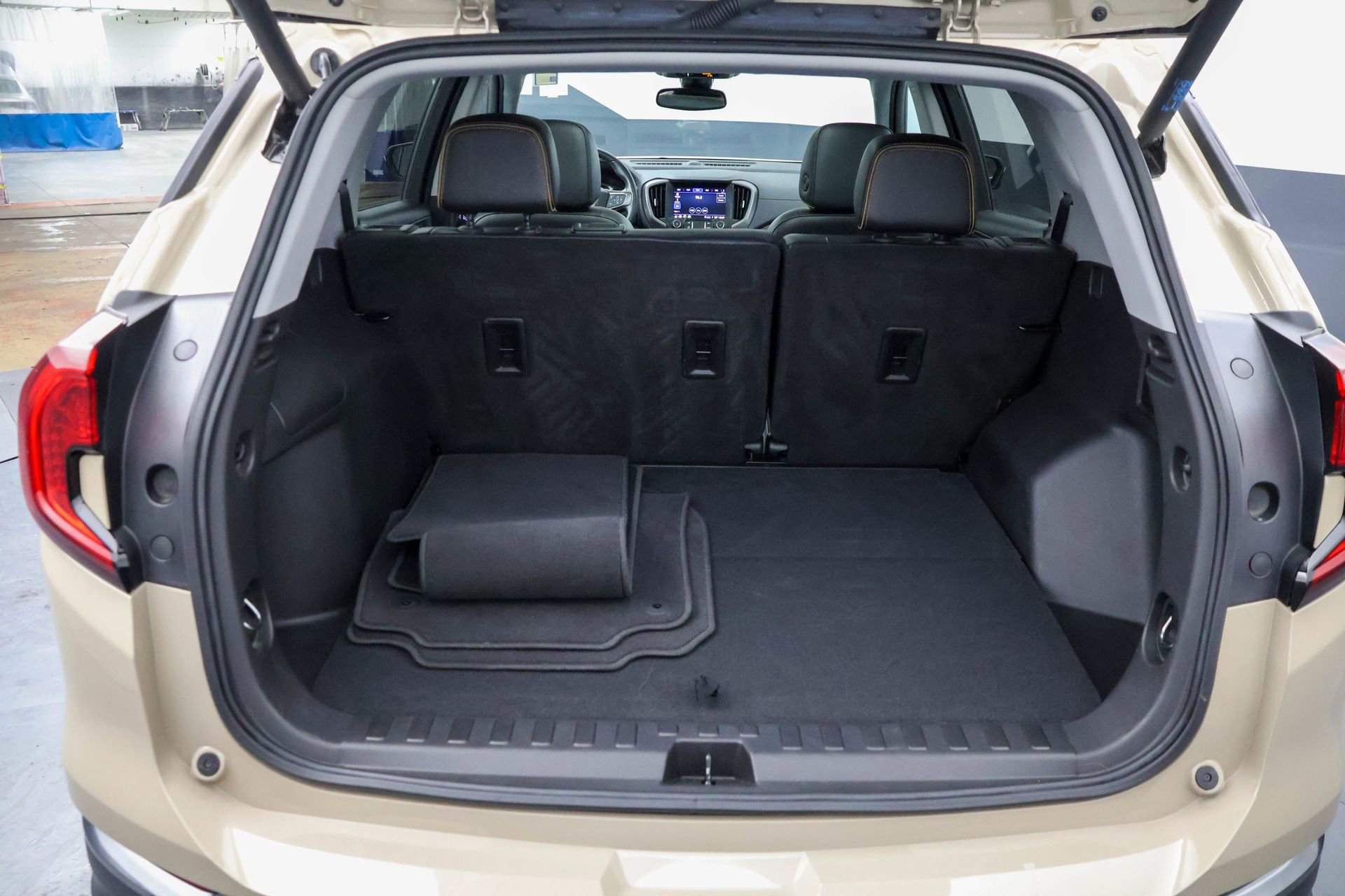 Used 2022 GMC Terrain AT4 image 27