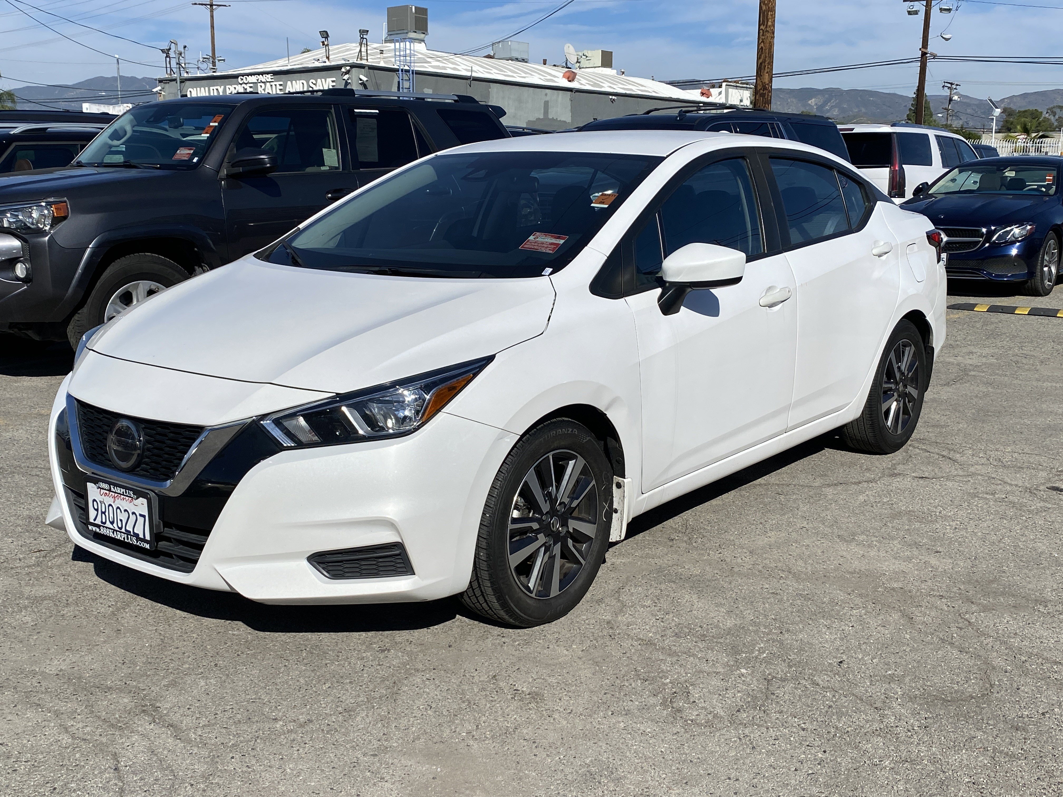Used 2022 Nissan Versa SV image 2