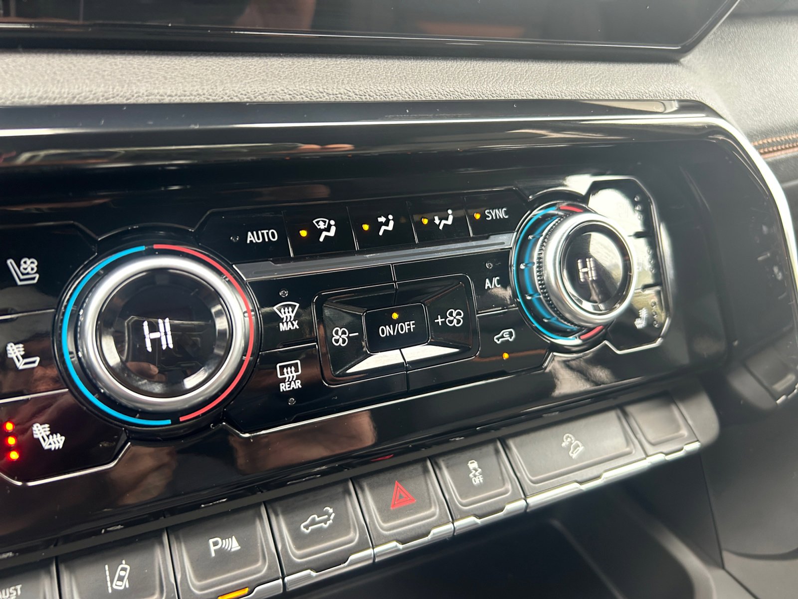 New 2026 GMC Sierra 2500 AT4 w/ AT4 Premium Plus Package image 18