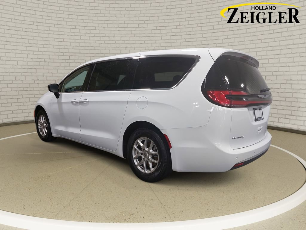 Used 2024 Chrysler Pacifica Touring-L FWD image 7